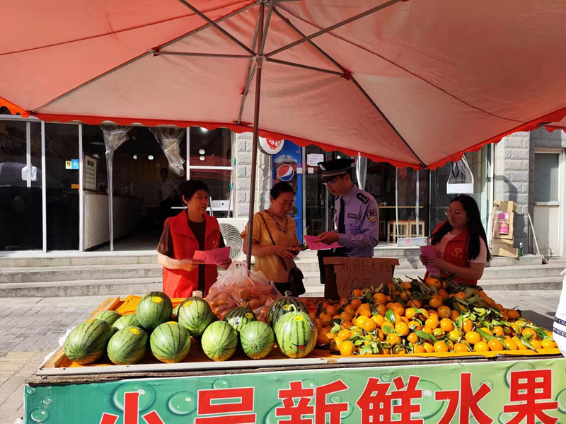 走街串巷开展“九率一度”宣传（图三）.jpg
