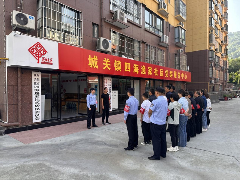 “红袖章”治安巡逻队（图一）.jpg