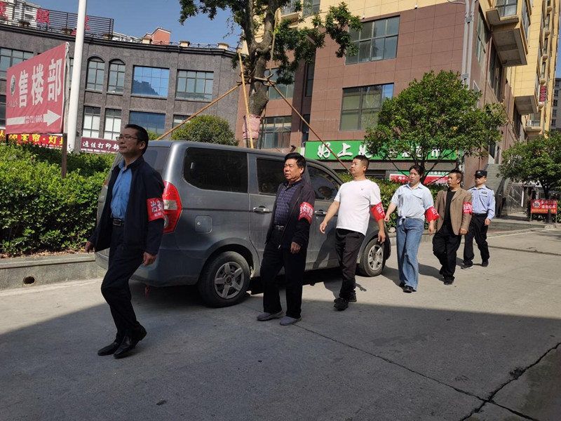“红袖章”治安巡逻队巡逻（图二）.jpg