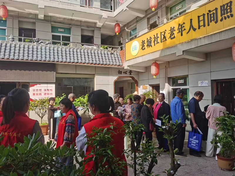 以开展65周岁以上老人免费健康体检活动为契机，向群众宣传”九率一度“（图二）.jpg