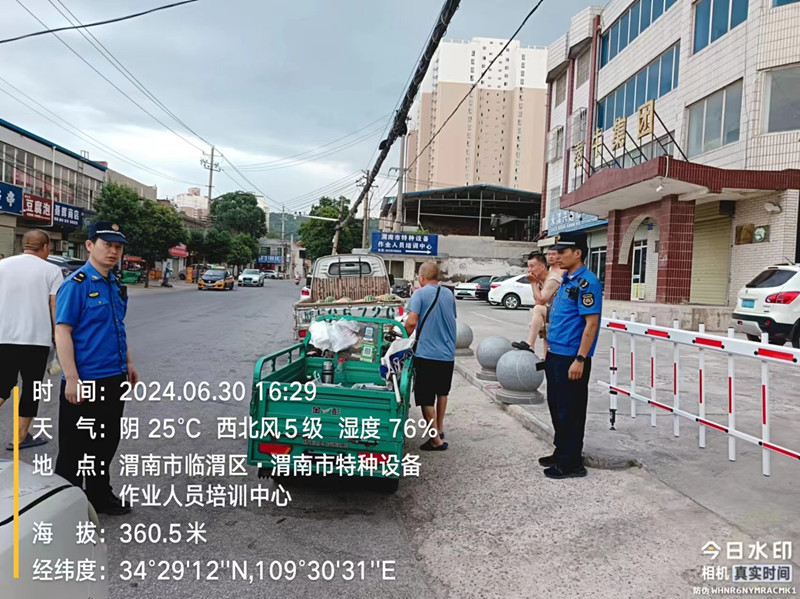 制止渭花路南段流动摊贩。.jpg